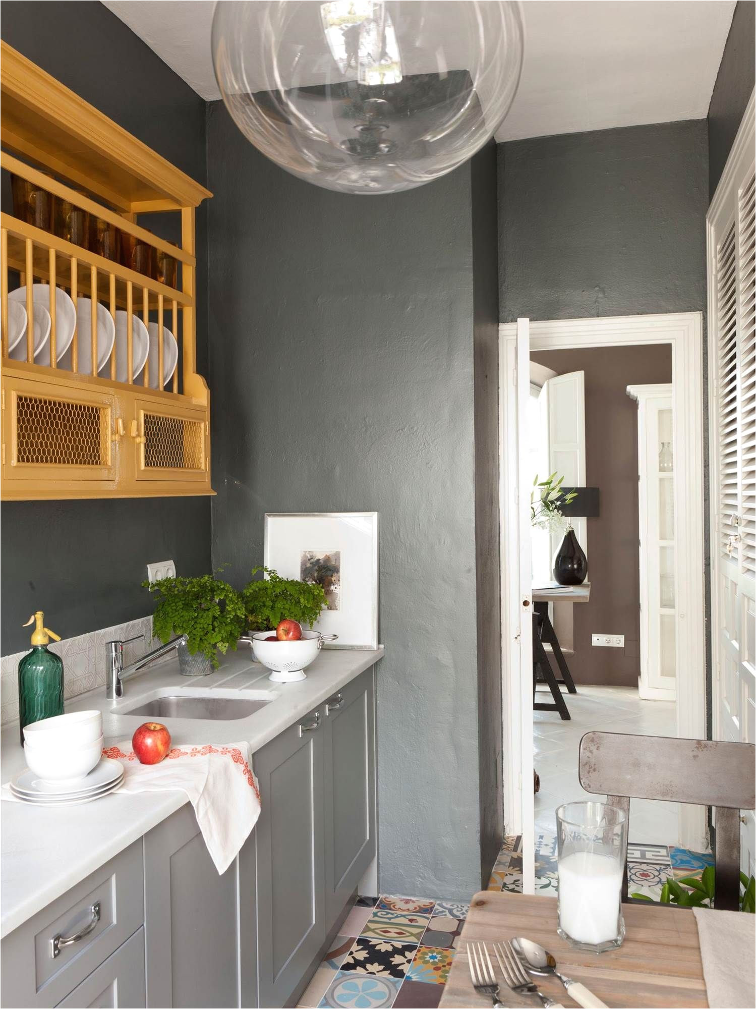 cocina pintada en gris plateado con mueble en tono mostaza 00364489 o