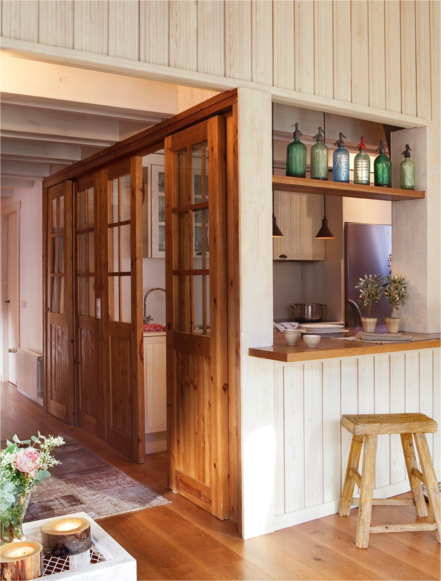 cocina semiabierta con paredes correderas de madera ventana al sala nm taburete de madera 397933