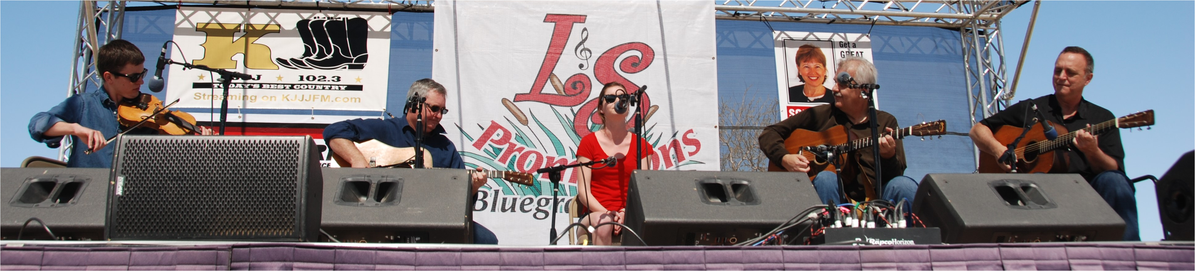 it was a great festival and we had a great time with some borrowed instruments we even got to jam a little bit in the parking lot