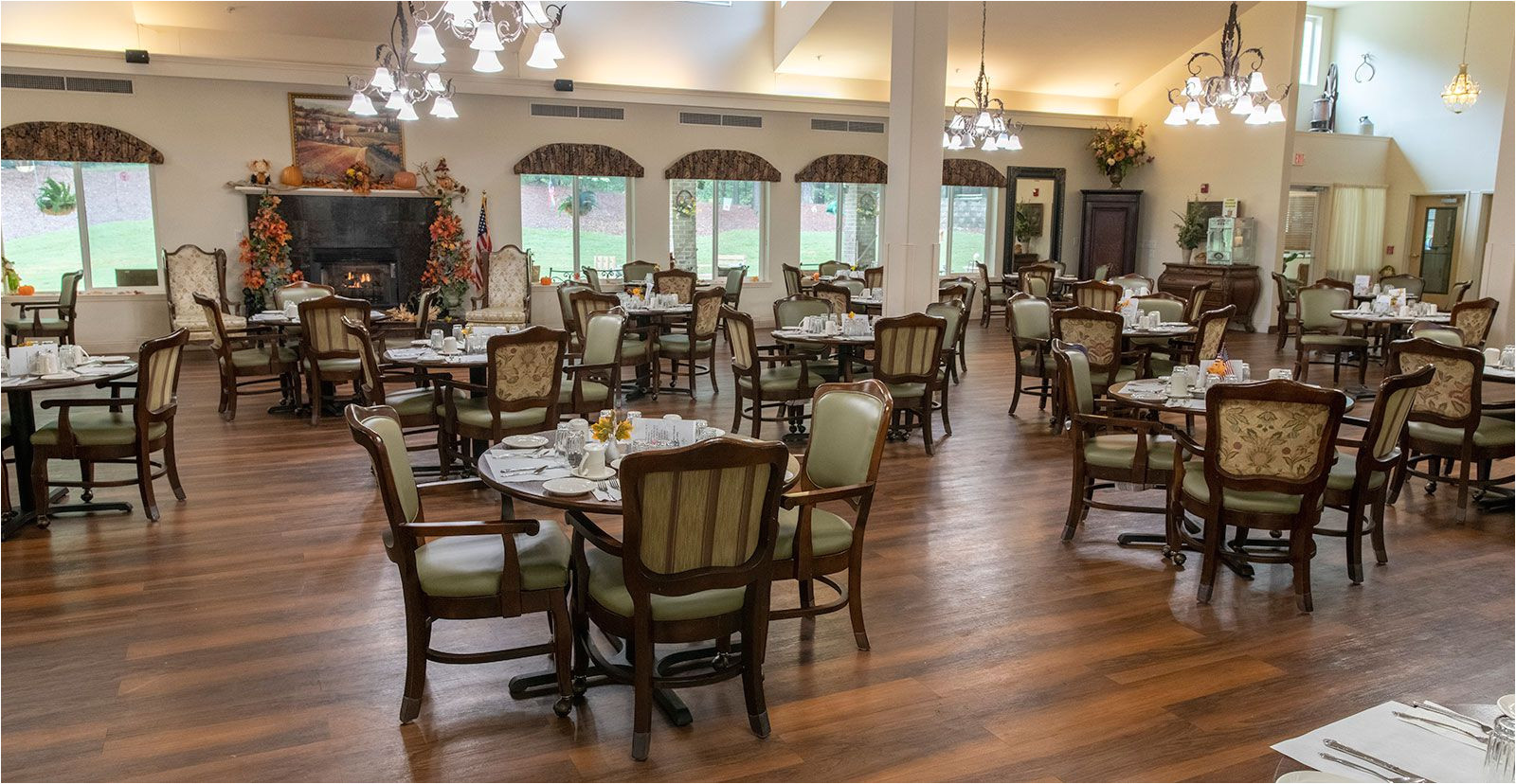 resident dining room at jordan oaks independent senior living community