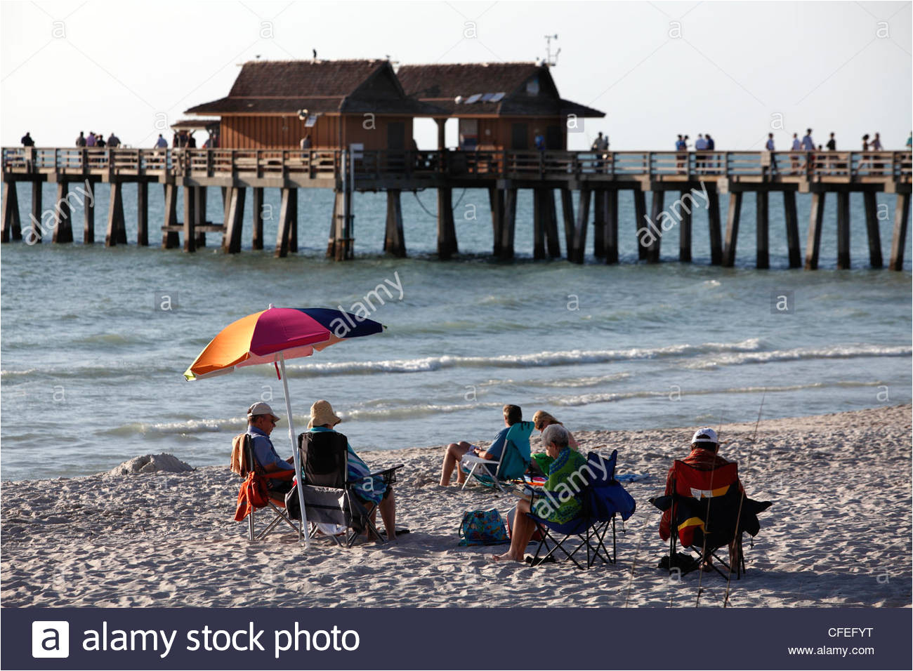 der strand und die seebrucke naples florida stockbild