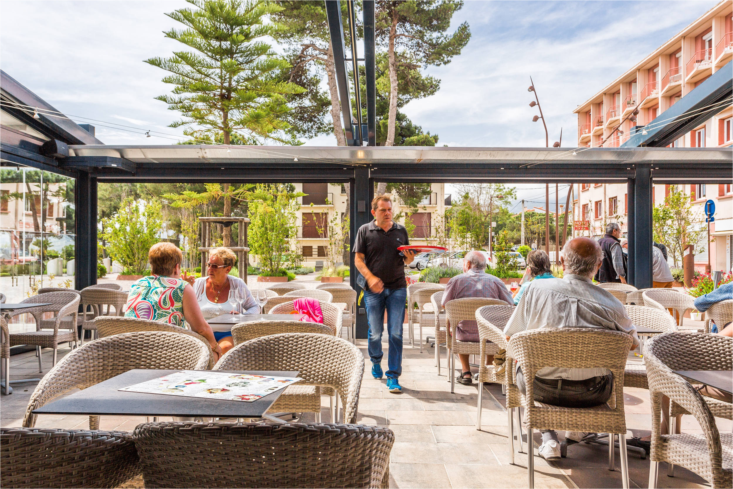 une terrasse ensoleillee la reserve