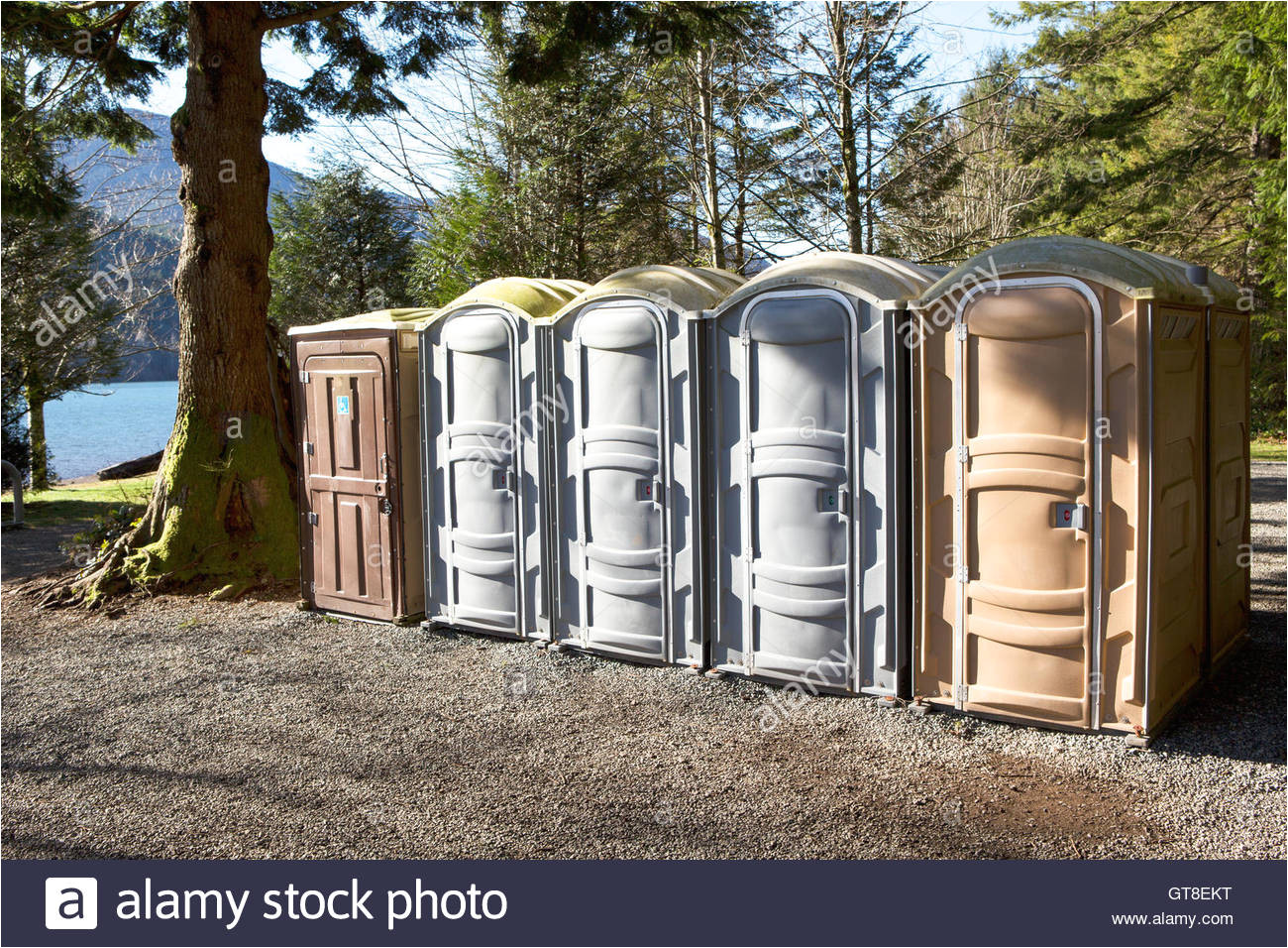 portapotty oder portable kunststoff tragbare toilette mit chemikalien und lufterfrischer in einen tank in einem