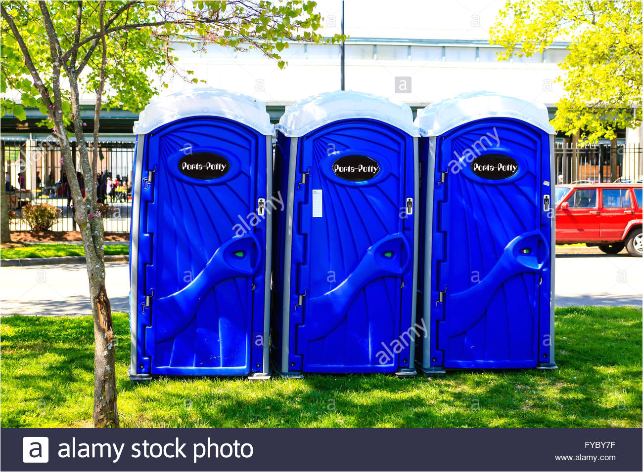 linie der blauen kunststoff port a loo kabinen in nashville stockbild