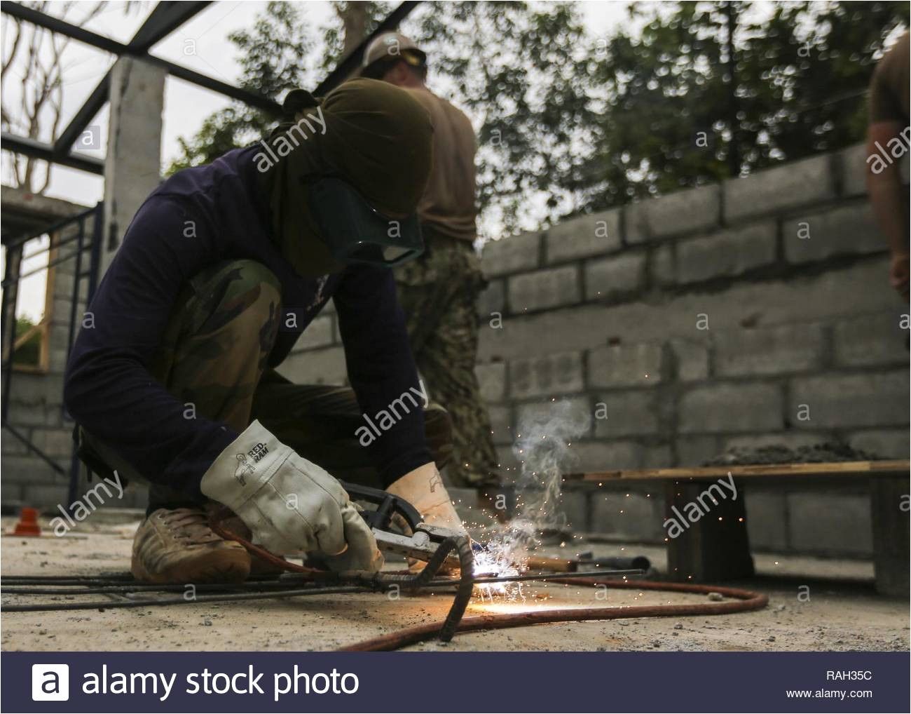 ein royal thai navy sailor schweia nahte bewehrung wahrend der bau eines klassenzimmers in ban nong muong