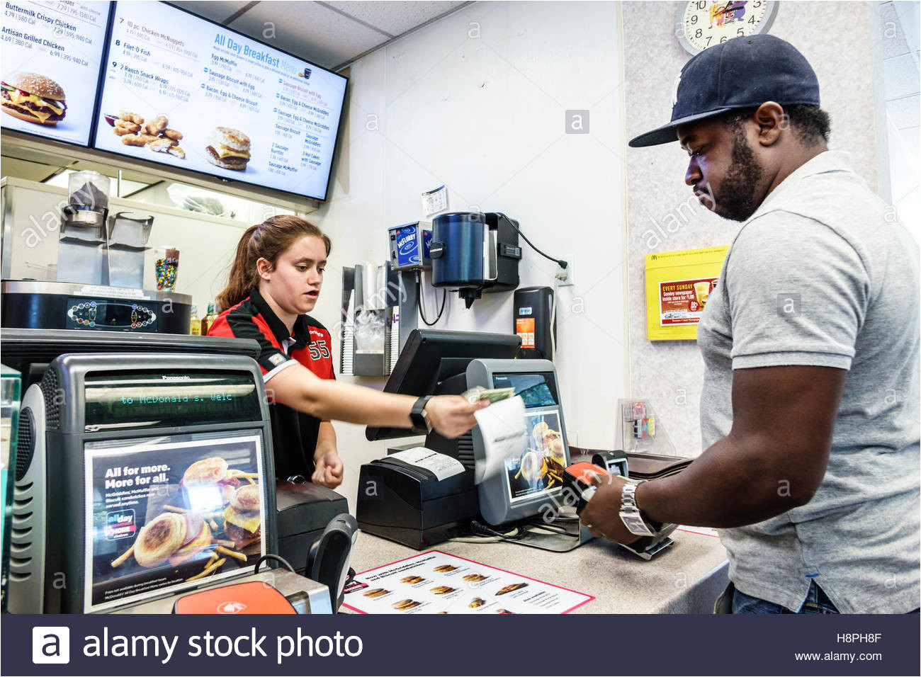 vero beach florida s mcdonald restaurant fast food innenraum zahler kassierer mitarbeiterin schwarzer mann stockbild