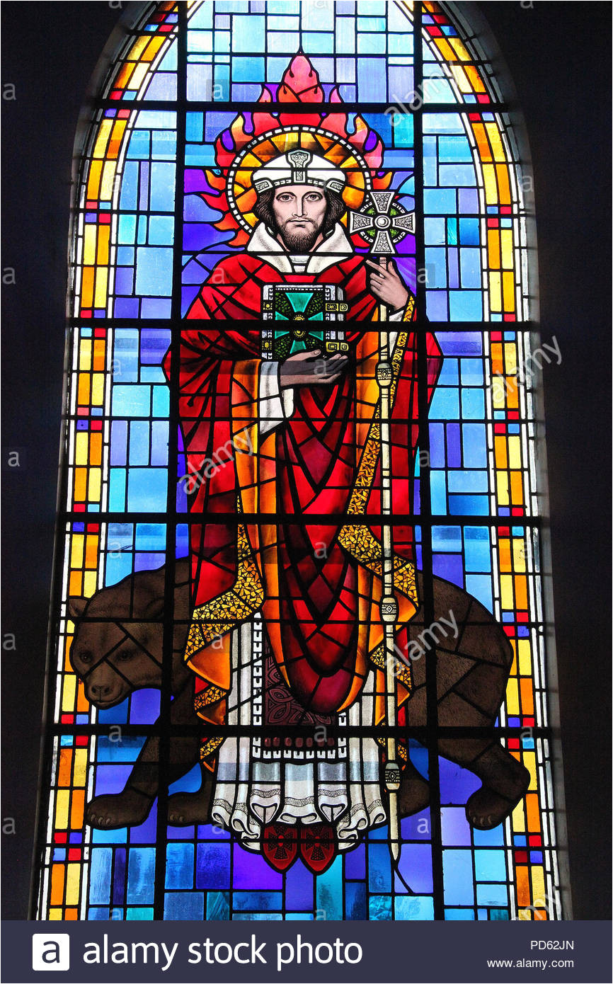 glasfenster in der kirche von saint finbarr und alle engel in lauenau stockbild
