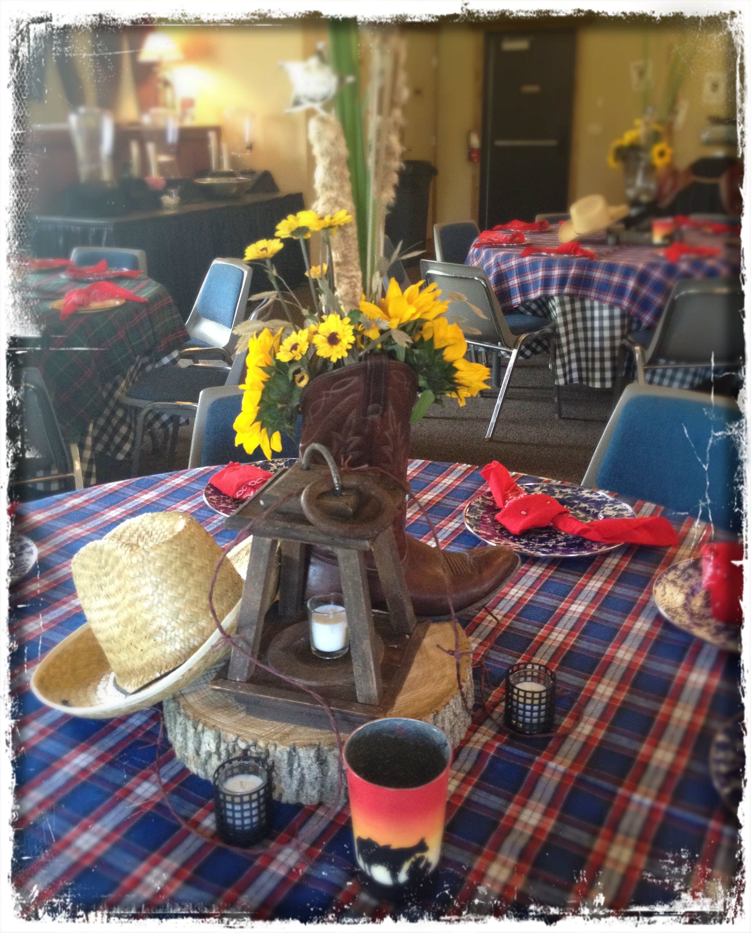 awesome country western themed centerpieces and table settings faulkner s ranch check out all of the detail cowboy hats flowers sheriff badges