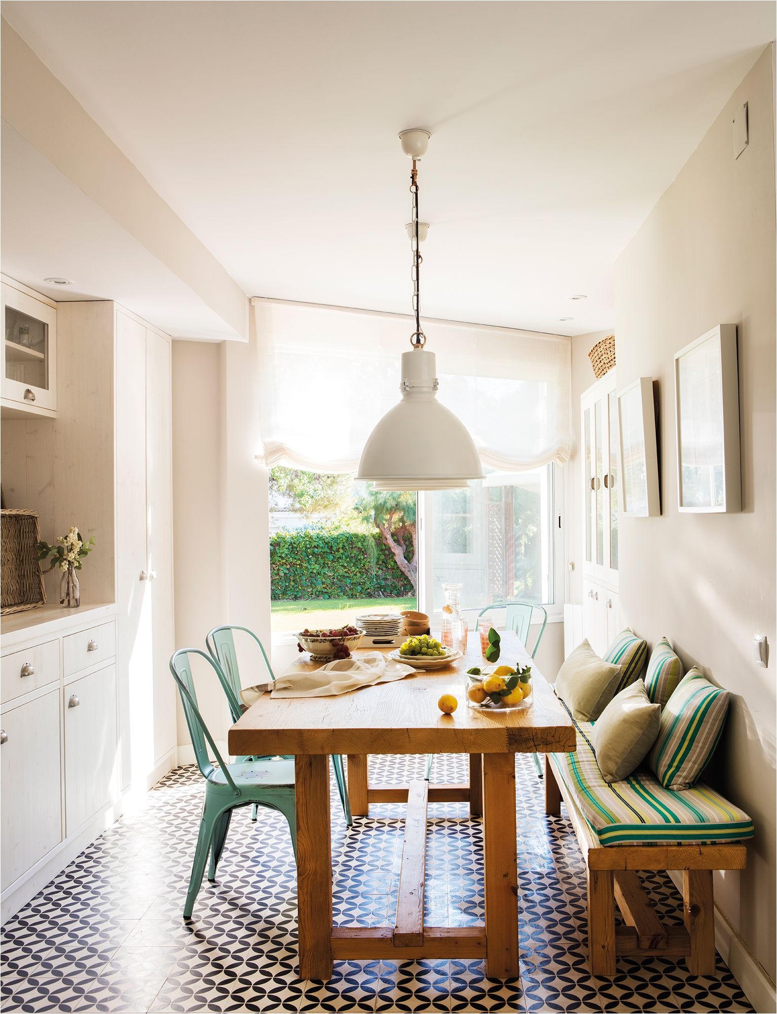 office abierto a la cocina en blanco con mesa de madera y banco y sillas tolix verdes 00442916