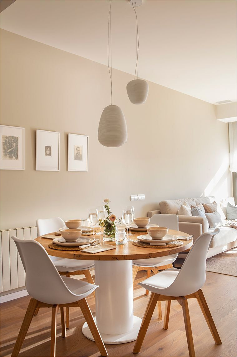 comedor pequea o y moderno con mesa redonda y sillas inspiradas en los iconos de la decoracia n en blanco y madera