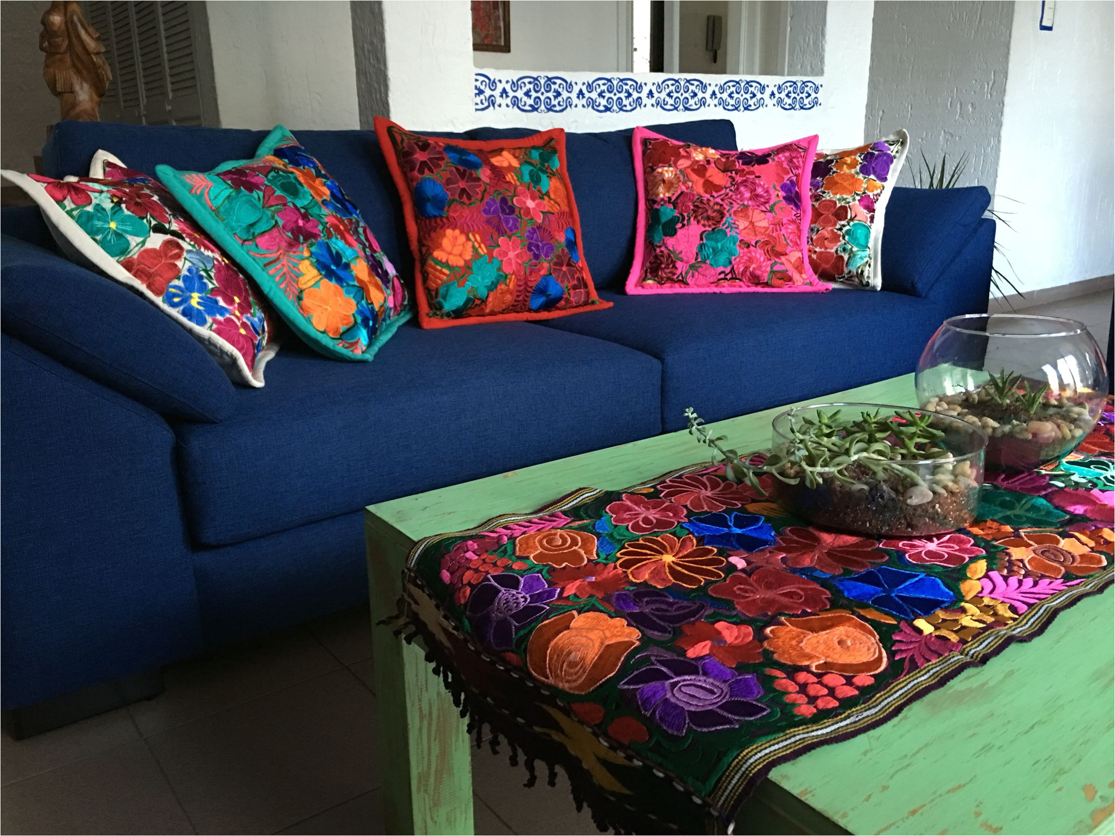 sala estilo mexicano con cojines chiapanecos trajes tipicos de mexico decoracion estilo mexicano muebles