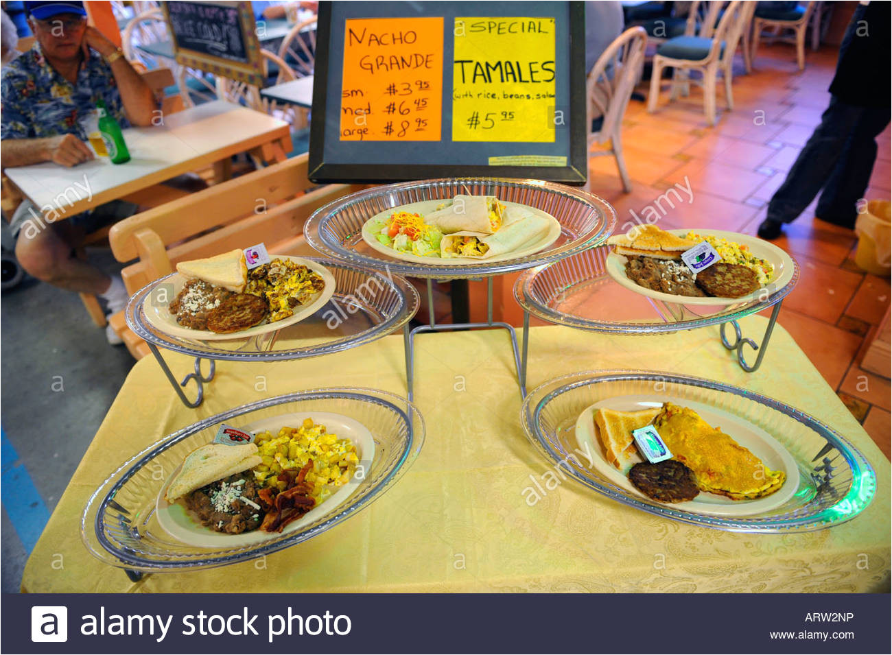visualizacia n de nacho grande y tamales para su venta en un restaurante imagen de stock
