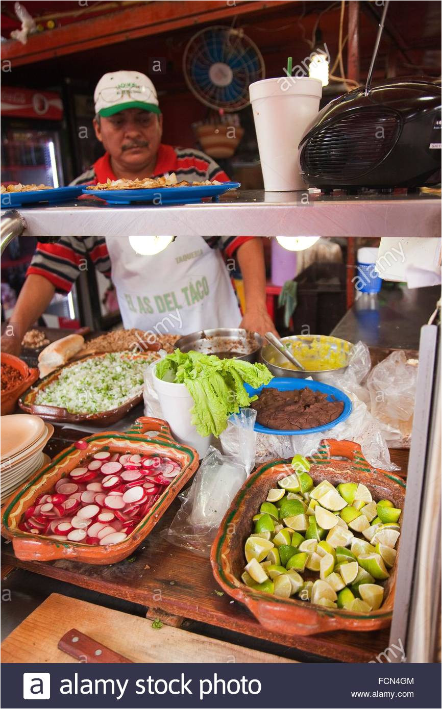 vendedores ambulantes en el mercado de san benito provincia de merida yucatan mexico