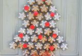 Decoraciones Navideñas Para Puertas Con Material Reciclable Adornos De Navidad Para Puertas Adorno De Navidad Para Puerta