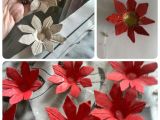 Decoraciones Navideñas Para Puertas Con Material Reciclable Carta N De Huevos Flores De Navidad Crafts Pinterest
