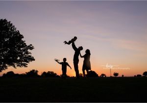 Things to Do In Sacramento with Your Family Silhouette Photo Of Family Unposed Golden Hour Sunset Sacramento